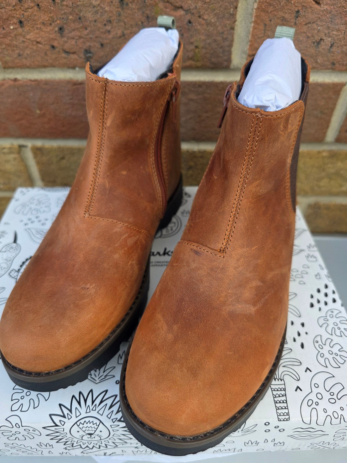 BNWT Clarks Kids' Heath Trail Leather Chelsea Boots- size UK 11.5G