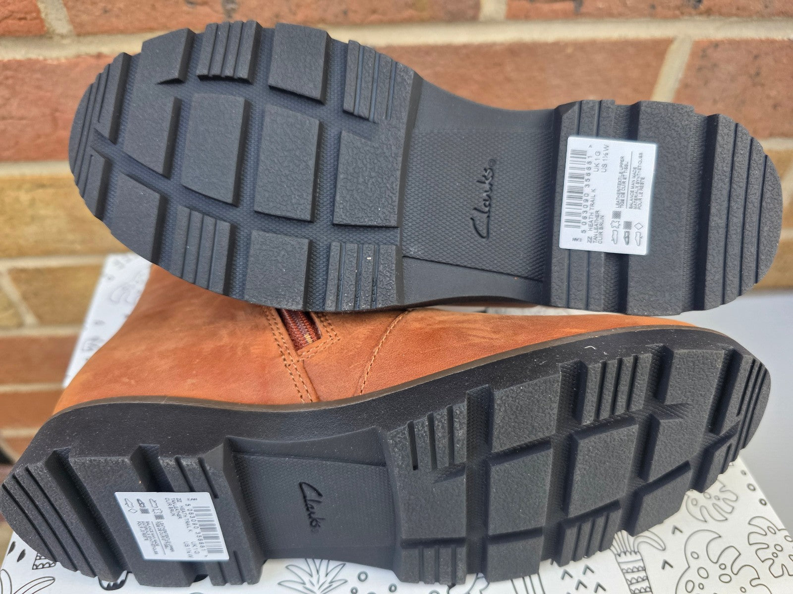 BNWT Clarks Kids' Heath Trail Leather Chelsea Boots- size UK 11.5G