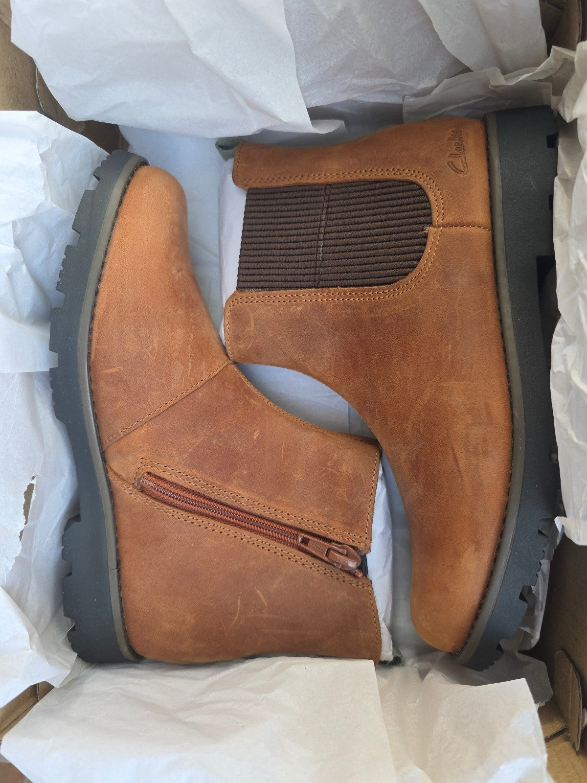 BNWT Clarks Kids' Heath Trail Leather Chelsea Boots- size UK 11.5G
