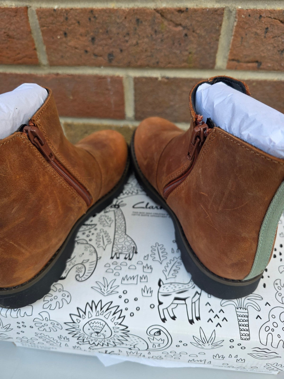 BNWT Clarks Kids' Heath Trail Leather Chelsea Boots- size UK 11.5G