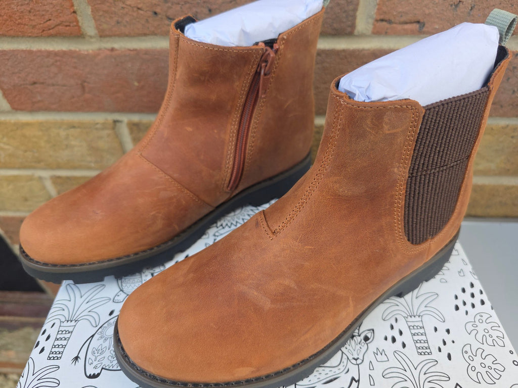 BNWT Clarks Kids' Heath Trail Leather Chelsea Boots- size UK 11.5G